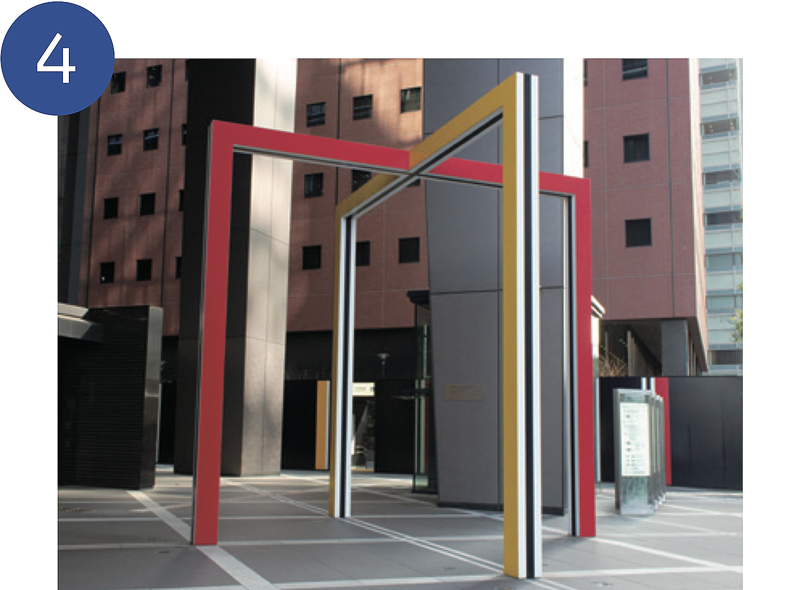 大ゲートと床全面:サイトスペシフィック作品 東京2015/2016