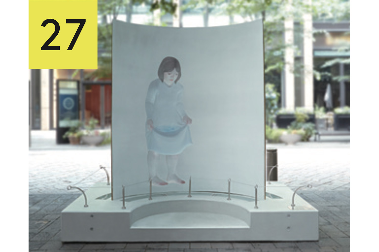 小さな魚を大事そうに運ぶ女の子と金ピカの空を飛ぶ青い鳥